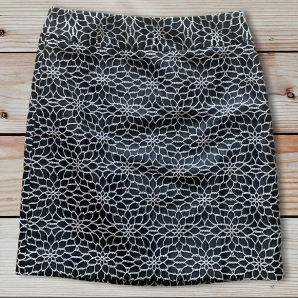 🎄Ann Taylor Petite Floral Pattern Embroidered Skirt